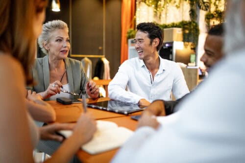 people having a discovery meeting 